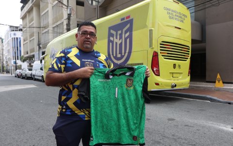 Christian Cortázar compró la camiseta de arquero de la Tri para que se la firme Galíndez.