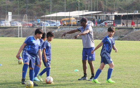 El Piquetero da indicaciones a los jugadores sub-11 de la escuela de fútbol de  Emelec.