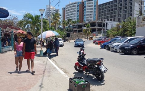 Jabas de cerveza en la acera del malecón en la bajada del Humbolt