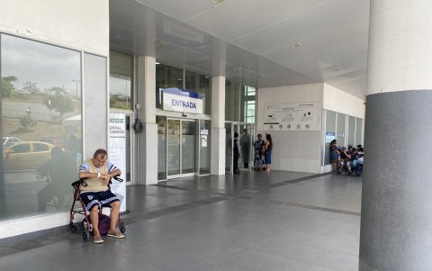 Pacientes esperan incluso en los exteriores de la unidad de salud.