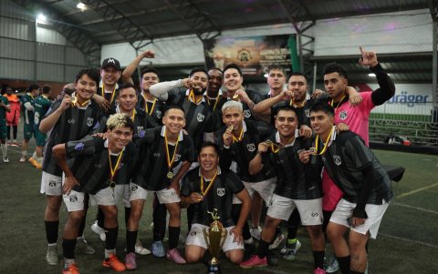 El conjunto de Luis Bolaños (c), Reales Crucetas, se coronó campeón del torneo relámpago al vencer en la final a Mitad del Mundo, liderado por Néicer y Djorkaeff Reasco.