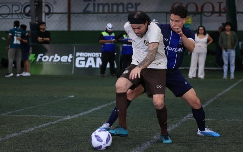 El exdelantero Jaime Iván Kaviedes protege la pelota ante la marca de un rival.