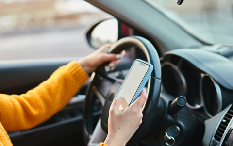 La reforma propone que el uso del celular al manejar pase a ser una contravención de primera clase