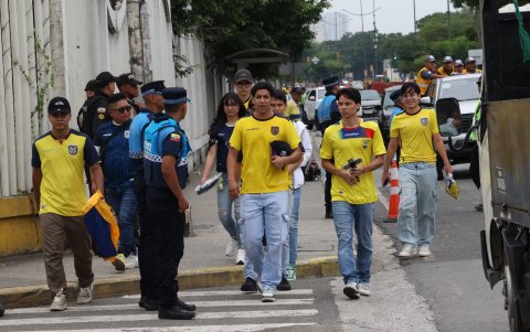 Hinchas de Ecuador caminan sobre la Avenida Barcelona, donde está ubicado en estadio Monumental, lugar en el que Ecuador y Argentina cerrarán las eliminatorias.