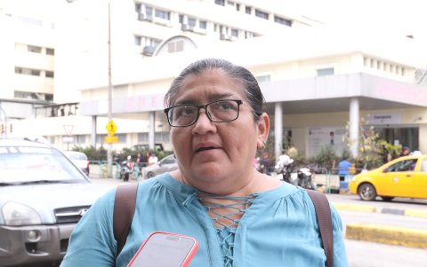 Brenda Erazo, responsable de cocina del Hospital Icaza Bustamante, señala que la externalización podría reemplazar al personal y afectar la calidad del servicio