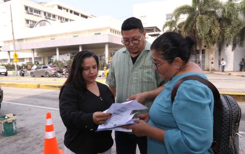 Trabajadores revisan documentación sobre el posible cierre de la cocina y la externalización del servicio