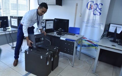 Los equipos fueron revisados antes de ponerlos a funcionar para los catedráticos.