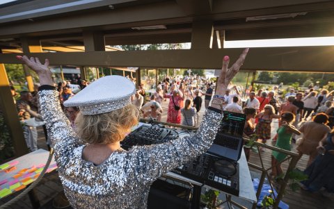 DJ Gloria durante una presentación en Josefina en Estocolmo, Suecia.