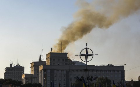 El humo se eleva sobre los edificios que albergan el gabinete de Ucrania en el centro de Kiev, el 7 de septiembre de 2025.
