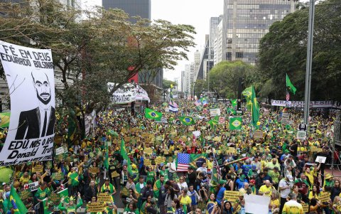 Miles de seguidores del expresidente de Brasil, Jair Bolsonaro, participan en una manifestación este domingo, en la ciudad de São Paulo (Brasil).