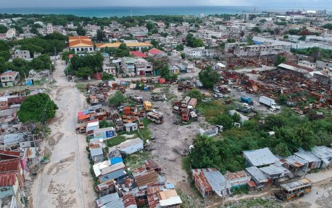Esta fotografía aérea tomada el 5 de julio de 2024 muestra vehículos carbonizados y escombros causados ​​por bandas armadas, en Puerto Príncipe, Haití.