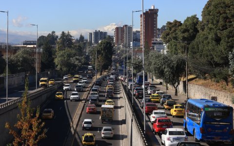 De norte a sur, a la salida del intercambiador de la Fernández Salvador, se forma una larga fila de autos.