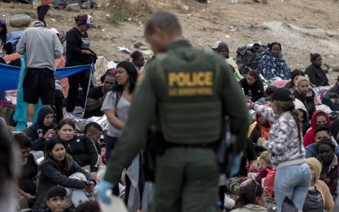 Un grupo de migrantes es detenido por la policía de Estados Unidos.