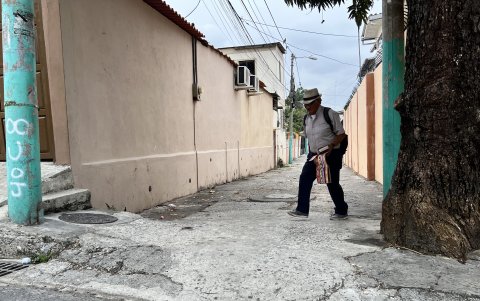 Peligro. Las peatonales de la ciudadela El Paraíso no están niveladas, lo que es un riesgo para las personas mayores transitar por ellas.