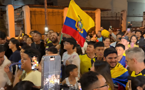 Hinchas gritan en contra del Técnico de la selección ecuatoriana.