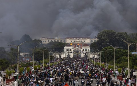 El fuego y el humo se elevan desde el palacio Singha Durbar, que alberga los edificios gubernamentales y del parlamento.