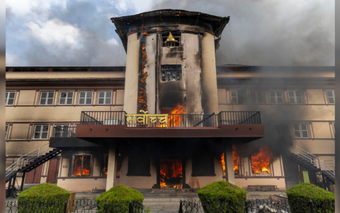 El edificio de la Suprema Corte de Nepal fue incendiado por manifestantes.