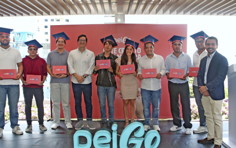 Un grupo de clientes reconocidos por construir su historial crediticio, junto a Santiago Lasso Alcívar, CEO de PeiGo y Alain Broos, vicepresidente de Banca Personas e Inclusión de Banco Guayaquil.