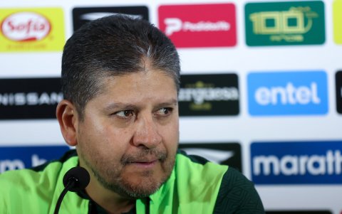 El seleccionador de Bolivia, Óscar Villegas, habla durante la última rueda de prensa en La Paz (Bolivia).