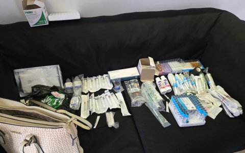 Arcsa reportó el hallazgo de 110 medicamentos y ampollas caducadas, que fueron ocultadas en una cartera debajo de un escritorio.