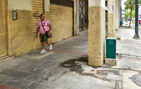 Imagen común en algunos inmuebles de Guayaquil, donde los soportales son usados como urinarios públicos.