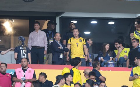 El presidente Daniel Noboa en una de las suites del estadio Monumental.