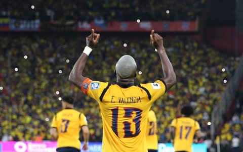 Enner Valencia de Ecuador celebra un gol este martes, en un partido por las eliminatorias a la Copa Mundial 2026 entre Ecuador y Argentina en el Estadio Monumental Banco Pichincha en Guayaquil (Ecuador).