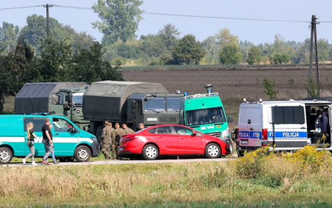 Personal militar y de emergencias revisan las zonas en busca de restos de los drones.