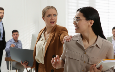 El mobbing vertical ascendente busca desestabilizar al jefe por medio del acoso.