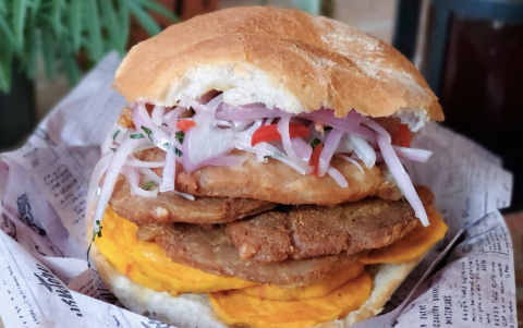 Pan francés, chicharrón de cerdo, camote frito y salsa criolla: el desayuno peruano que busca coronarse como el mejor del mundo.
