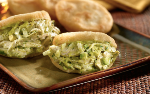 Arepa rellena de pollo, aguacate y mayonesa: la reina pepiada representa a Venezuela en la final del Mundial de Desayunos.