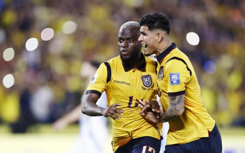 Enner Valencia (i) y Piero Hincapié de Ecuador celebran un gol en un partido por las eliminatorias a la Copa Mundial 2026 ante Argentina en el Estadio Monumental .