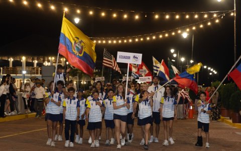 La delegación ecuatoriana de 15 tripulantes durante la inauguración.