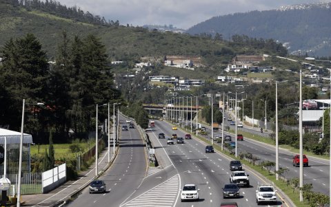 Según los moradores y expertos las construcciones en el cerro Ilaló se intensificaron con la implementación de la Ruta Viva.