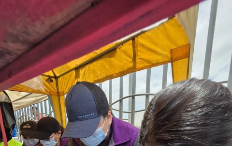 El operativo incluyó la revisión de cinco carpas y locales improvisados en la vía pública, donde se hallaron medicamentos que requieren receta y condiciones especiales de almacenamiento.