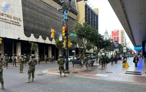 La calle 9 de octubre amaneció militarizada por la marcha convocada por el presidente Daniel Noboa.
