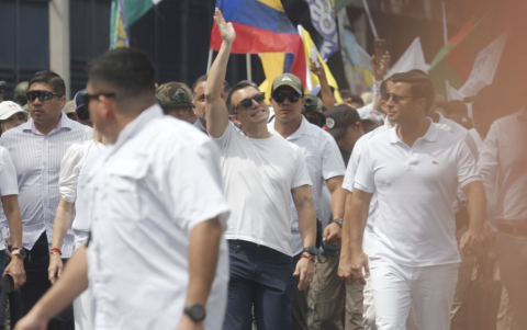 El presidente Daniel Noboa encabezó la marcha ciudadana en Guayaquil, escoltado por autoridades y fuerzas militares.