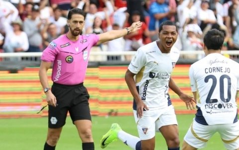 El árbitro Robert Cabrera (i) no ha estado exento a la polémica en partidos de LigaPro 2025.