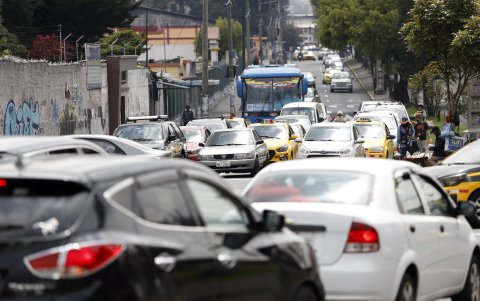 La contaminación acústica generada por vehículos, motocicletas y buses se mantiene en niveles altos en Quito.