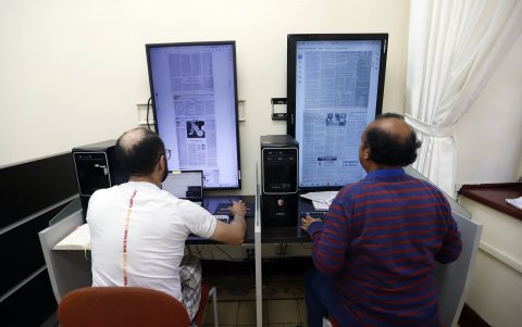 En espacios como la Hemeroteca, la más antigua del país, los visitantes pueden consultar diarios y revistas.