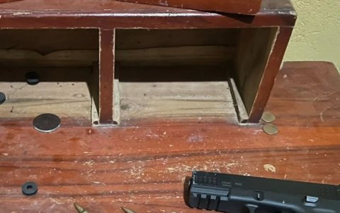 Durante el procedimiento, los uniformados incautaron una pistola traumática, siete municiones y cuatro teléfonos celulares