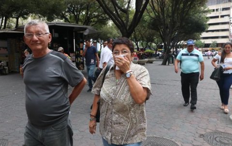 Las personas suelen salir con mascarillas a las calles para evitar el contagio.
