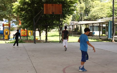 Menores juegan baloncesto este sábado en una estancia infantil en el municipio de Tapachula en Chiapas (México).