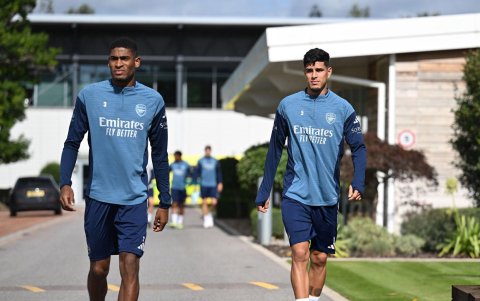 Piero Hincapié (d) en la llegada a su primer entrenamiento con Arsenal.