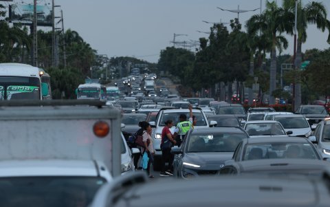 Algunos tramos se están ampliando a cinco carriles, pero la falta de vías alternas y transporte público eficiente mantiene la congestión.