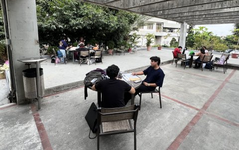 UCSG. En la Facultad de Arquitectura, los estudiantes prefieren estas áreas abiertas para estudiar.