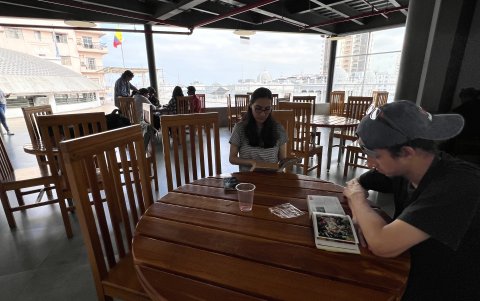 Estudios. Los estudiantes de la UArtes prefieren leer sus libros o realizar trabajos en la terraza de la Biblioteca de la universidad.