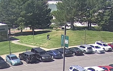 Captura de pantalla tomada de un video publicado por el FBI muestra a una persona de interés corriendo por el césped de la Universidad del Valle de Utah en Orem, tras el tiroteo fatal de Charlie Kirk.