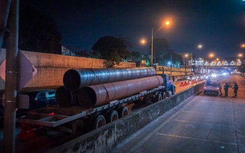 Moldes para los cimientos llegaron al día siguiente de habilitarse la obra