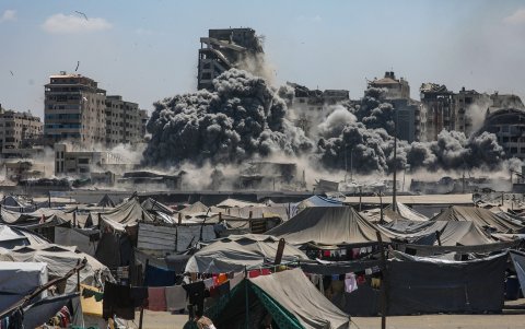 El humo se eleva en la Torre Harmony luego de un ataque aéreo israelí en el oeste de la ciudad de Gaza, Franja de Gaza, el 10 de septiembre de 2025.